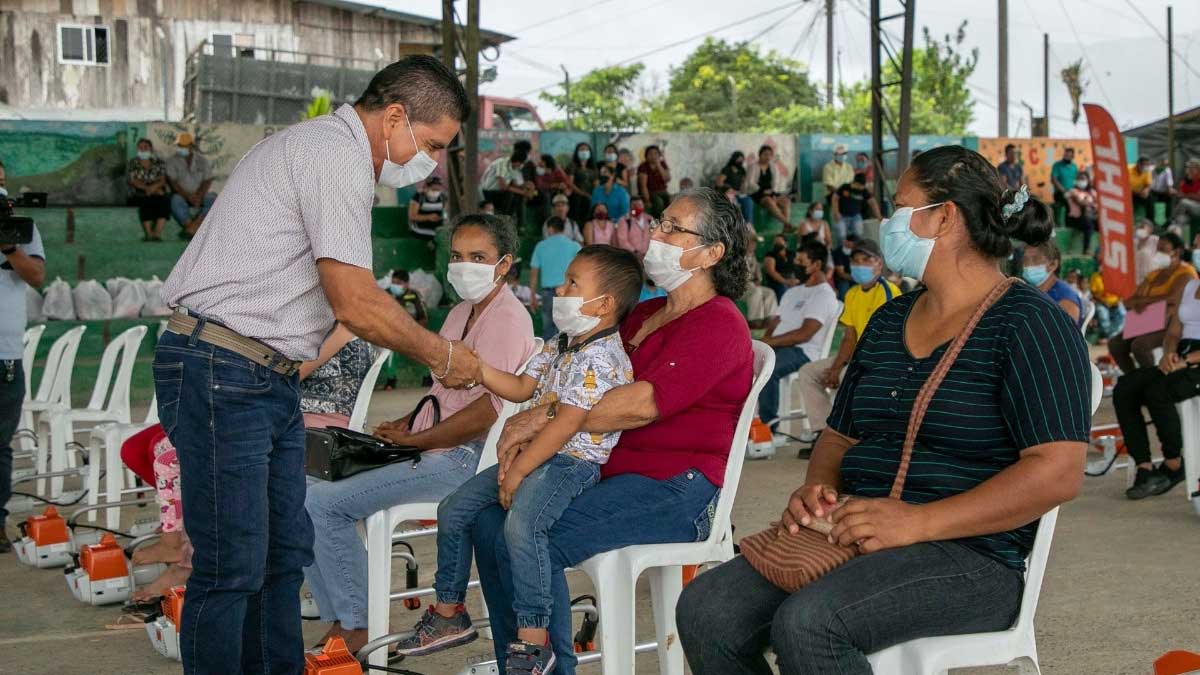 Se Entregan Herramientas Agr Colas Y Raciones Alimenticias Para