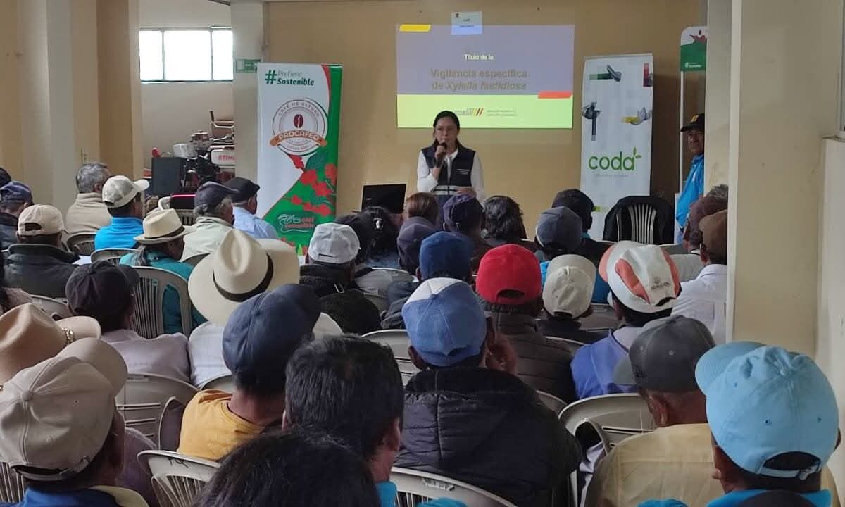 Junto a más de 400 agricultores, el Prefecto del Guayas, Ing.Carlos Encalada, compartió un espacio de diálogo para conocer sus necesidades