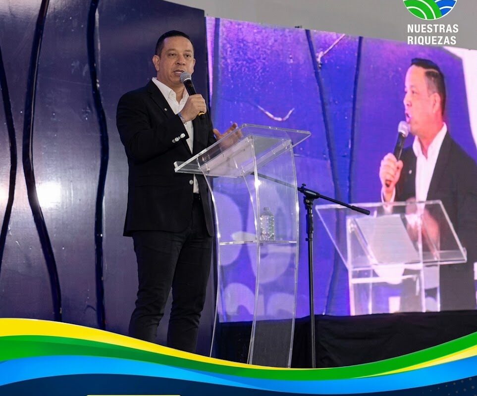 El alcalde de Chone, Leonardo Rodríguez, en EXPO CEBÚ 2026